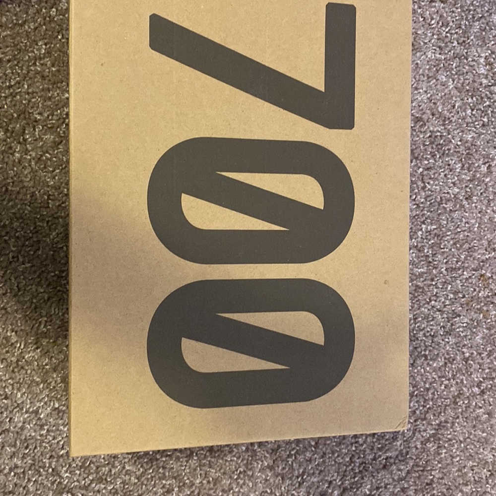 Yeezy 700 - Picture 6 of 7
